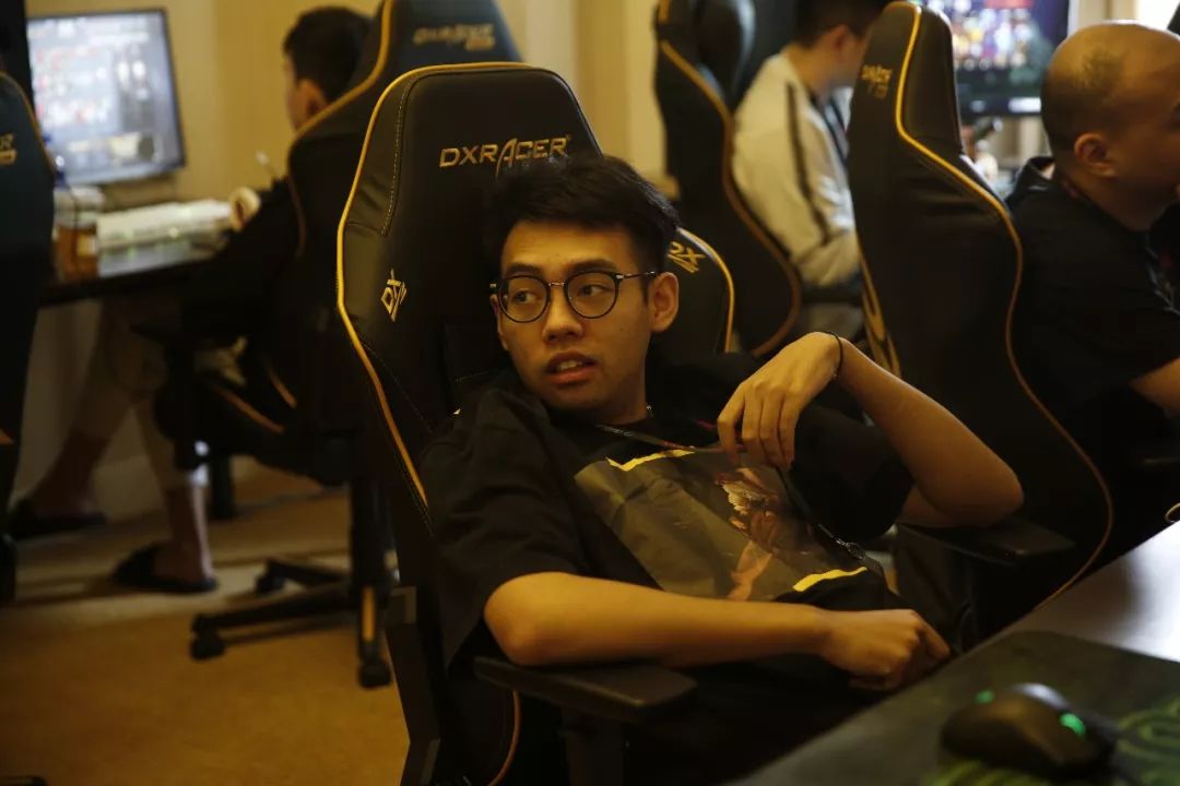 G2官方海报庆祝夺冠：12-0已经完成 我们是LEC的王者！