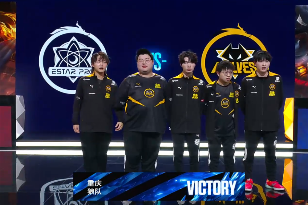 Beluga的Gnar擅长持续输出，而 Stay 的Jhin在整个过程中被无限狙击。 Team WE 在没有流血的情况下赢得了第一局。